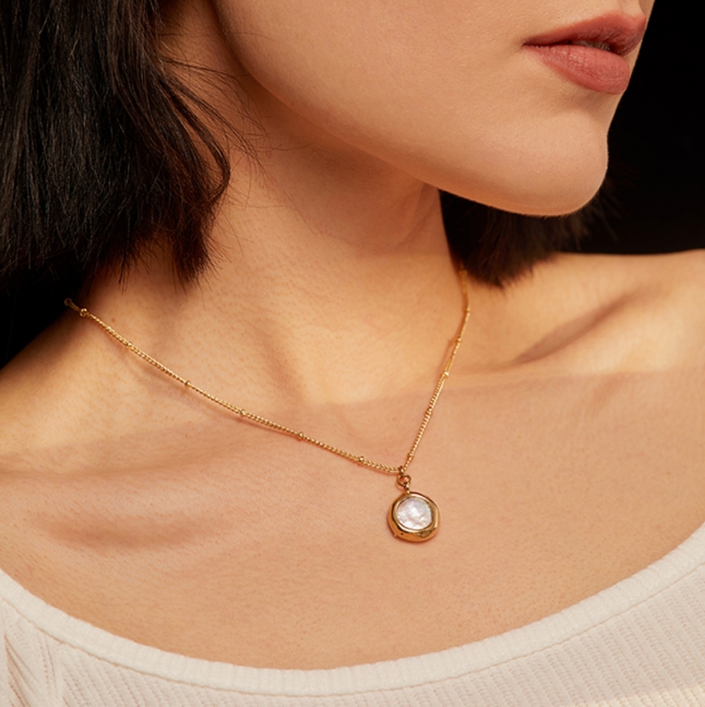 Exquisite Pearl Pendant Necklace